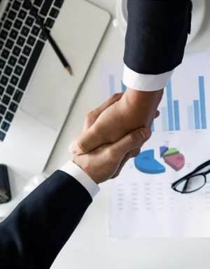 Profesionales de auditoría estrechando manos